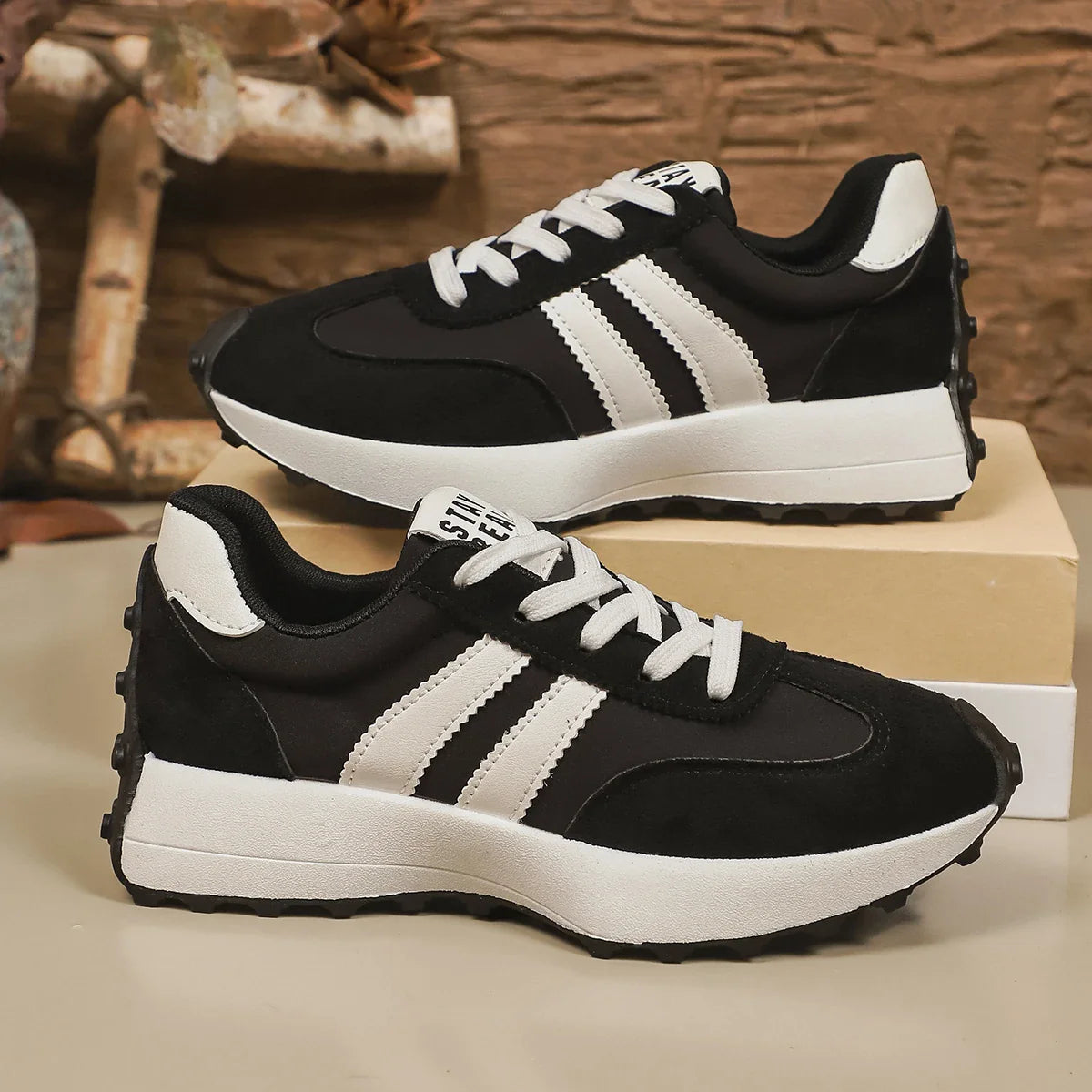 Designer Women Sneakers 2025 New Lightweight Soft Running Sneakers Women Thick Bottom Fashionable Sport Shoes Zapatos De Mujer